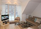 Untere Etage: Wohnzimmer mit Balkon, TV, WLAN