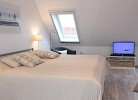 Obere Etage: 1 Schlafzimmer mit Doppelbett, 2.Bad, TV