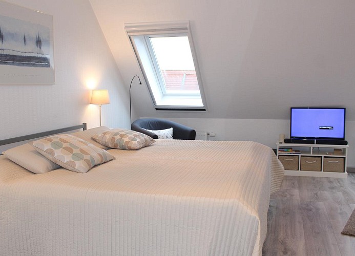 Obere Etage: 1 Schlafzimmer mit Doppelbett, 2.Bad, TV