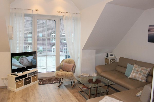 Untere Etage: Wohnzimmer mit Balkon, TV, WLAN