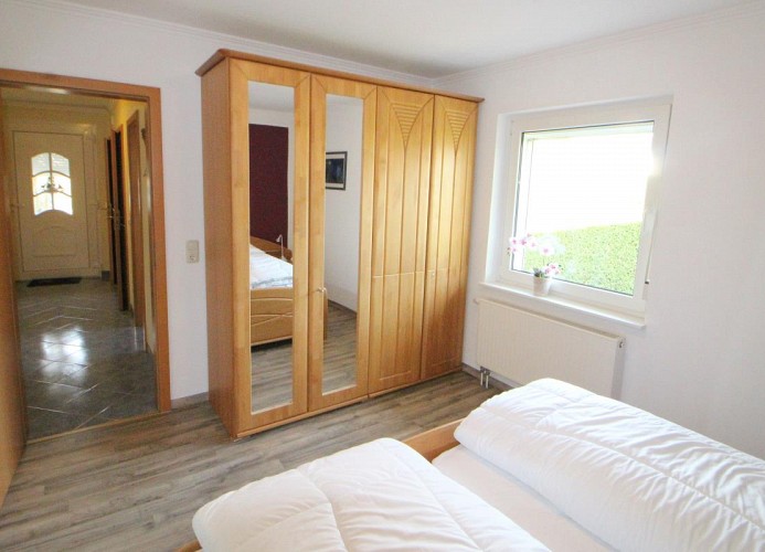 EG: 1 Schlafzimmer mit Doppelbett