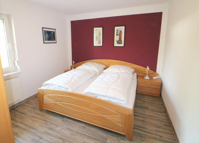 EG: 1 Schlafzimmer mit Doppelbett