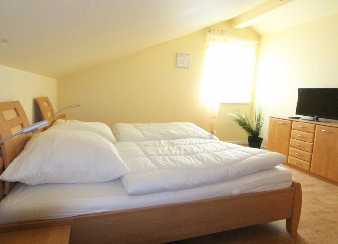 1.OG: 2.Schlafzimmer mit Doppekbett und TV