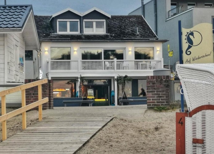 Hausansicht vorn- so nah am Strand